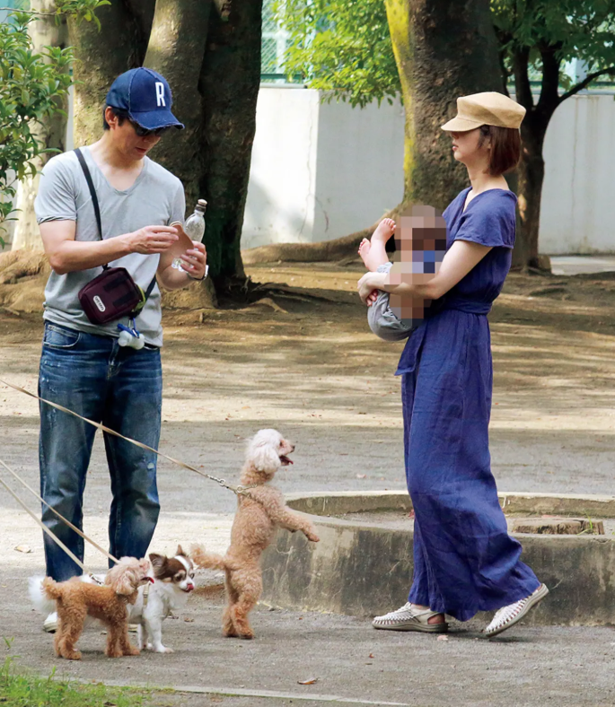 佐々木希＆渡部建親子3人と愛犬で公園散歩！別居離婚騒動はなかったことに？