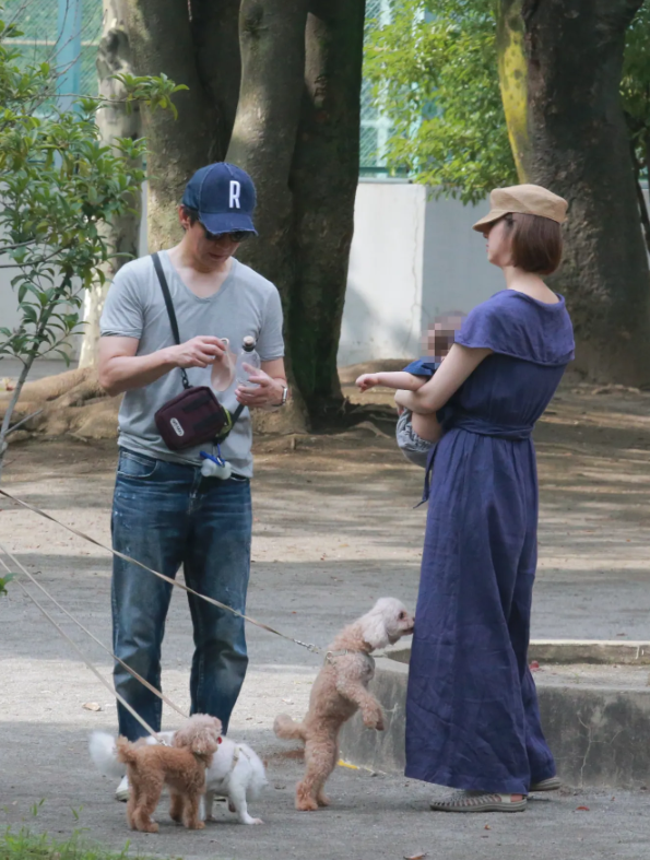 佐々木希＆渡部建親子3人と愛犬で公園散歩！別居離婚騒動はなかったことに？